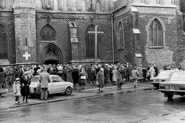 Był 12 marca 1982 roku, kiedy z krzyża przed kościołem Mariackim w Słupsku, zaczęła wypływać ciecz, która wyglądała jak krew. Wierni nie mieli wątpliwości, że to krew Chrystusa. Nie potwierdziły jednak tej tezy badania zlecone przez ówczesne komunistyczne władze. Podkreślmy, że trzy miesiące wcześniej wprowadzono stan wojenny. Cud był nie do zaakceptowania.