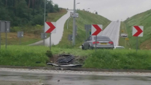 W Staszowie samochód zatrzymał się na wysepce na środku ronda. Kierowca zamknął auto i zniknął