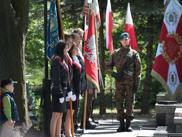 Uroczystości pod pomnikiem Żołnierza Polskiego.