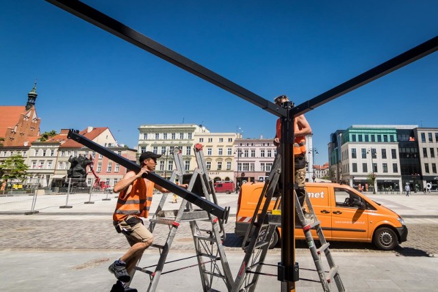 Rewitalizacja Starego Rynku powoli dobiega końca. Dziś, 4 maja, montowano ostatnie konstrukcje parasoli. W ciągu najbliższych dni staną tam ławki, siedziska i kwietniki. Na Starym Rynku pojawi się około 20 ozdobnych kwietników, 30 ławeczek oraz 10 krzeseł. Czytaj dalej >>Stary Rynek w Bydgoszczy po remoncie