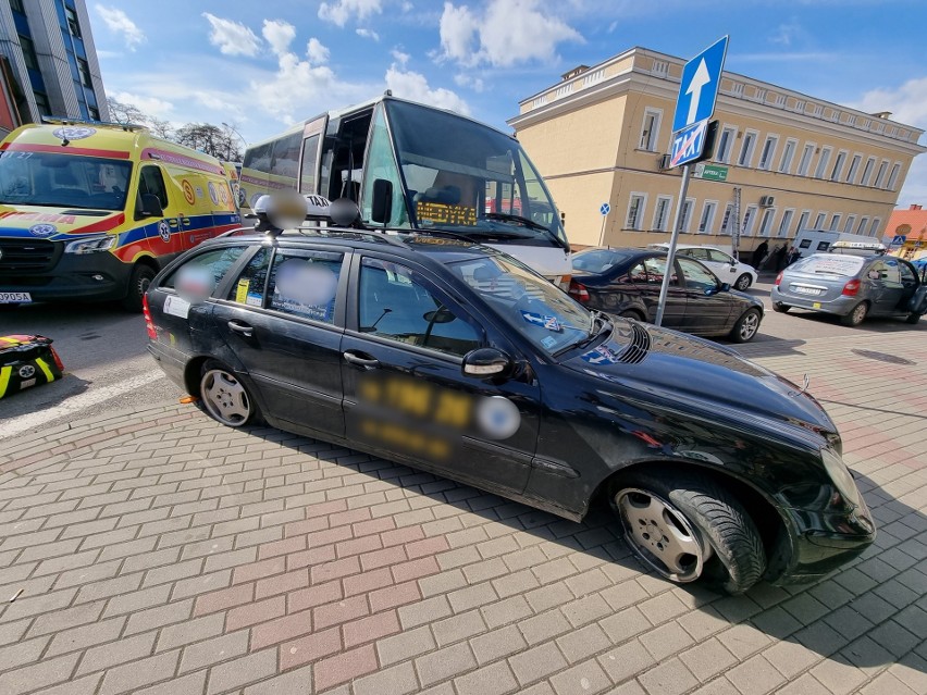 Wypadek w Przemyślu. Reanimowano kierowcę busa kursującego na trasie Przemyśl - Medyka [ZDJĘCIA]