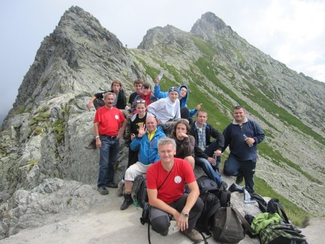 Członkowie Koła PTTK "Zawrat&#8221; i przewodnicy na przełęczy Zawrat. W tle początek szlaku zwanego Orlą Percią