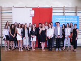 Uczniowie powiatu jędrzejowskiego usłyszeli pierwszy dzwonek po wakacjach. Zobacz inaugurację w "Reju"  (ZDJĘCIA)