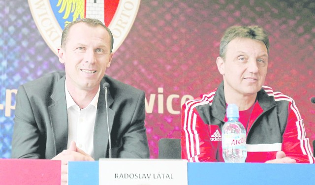 Radoslav Latal (z prawej jego asystent Jiri Necek) prowadził jako trener MFK Frydek-Mistek, SFC  Opava, Banik Sokolov, Banik Ostrawa, a ostatnio MFK Koszyce. Od wczoraj jest opiekunem Piasta