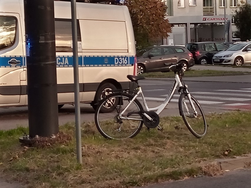 Lublin. Samochód osobowy potrącił rowerzystkę przy przejściu dla pieszych. Poszkodowana kobieta trafiła do szpitala