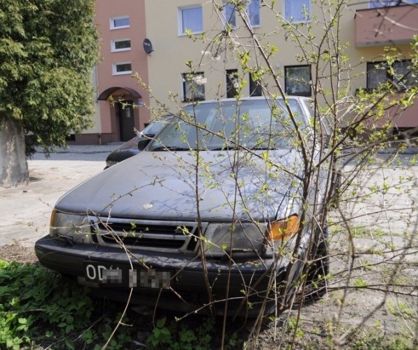 Usunięcia tego samochodu już kilka lat domagają się mieszkańcy ulicy Orląt Lwowskich. Auto od  dawna jest nieużywane. Choć nie wygląda z zewnętrz na zniszczone, to jako porzucone może być w przyszłości przejęte na własność miasta. Rocznie straż miejska dostaje kilkanaście sygnałów o porzuconych samochodach.