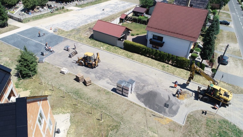 Kształtów nabiera już parking przy kościele parafialnym w...