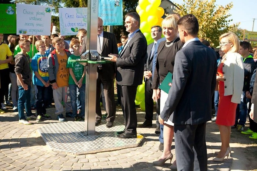 Zielona Ładowarka zadebiutowała. Naładujesz za jej pomocą telefon i skorzystasz z internetu [FOTO]