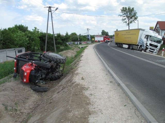 Kierujący tirem nieprawidłowo wyprzedzał ciągnik rolniczy skręcający w lewo, w wyniku czego doszło do zderzenia bocznego pojazdów i wywrócenia ciągnika.