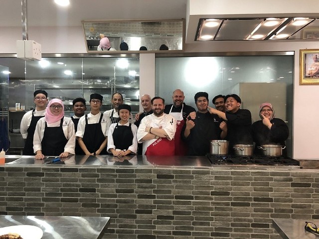 Kucharze z Polski (z przodu Marcin Budynek, właściciel restauracji Fisza w Augustowie, z tyłu Mariusz Olechno, Sushi Chef w Koku Sushi) w otoczeniu swoich studentów z Brunei.