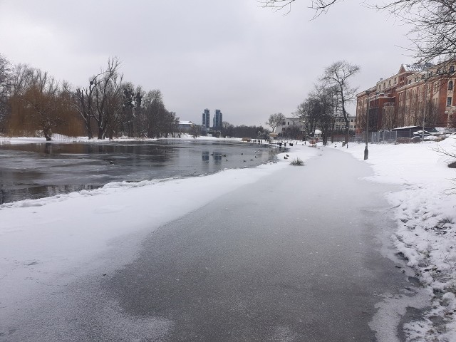 Bulwary w tym miejscu są niebezpieczne dla przechodniów i rowerzystów.