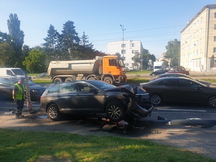 Groźnie na al. Piłsudskiego w Łodzi! Auto powaliło latarnię! ZDJĘCIA
