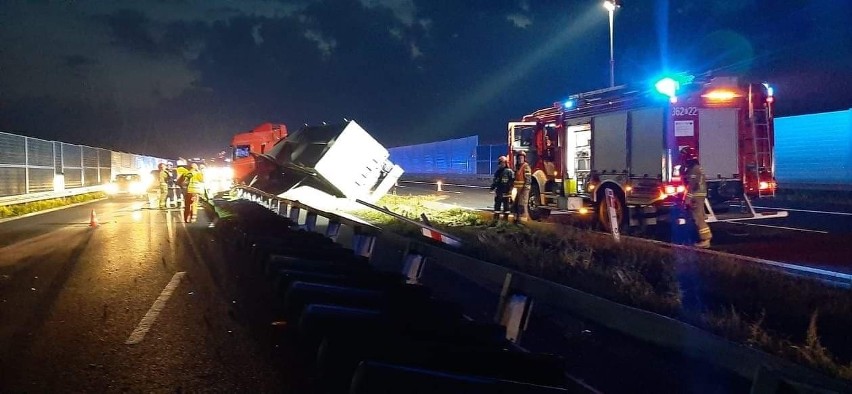 Ciężarówka utrudnia przejazd przez autostradę A4 w rejonie...