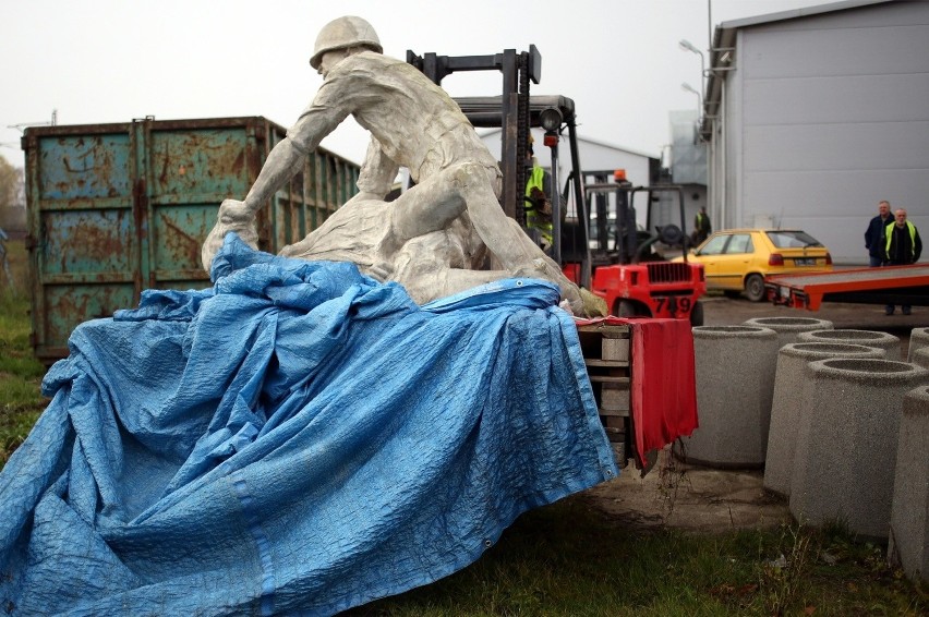 Rzeźba gwałcącego kobietę radzieckiego żołnierza wróciła do...