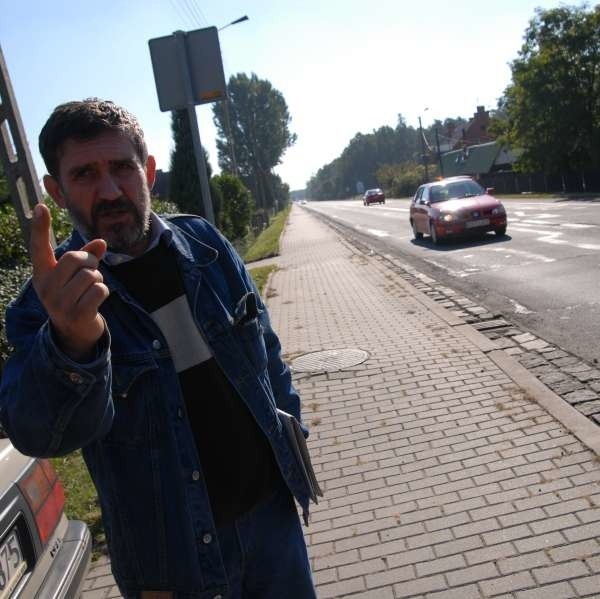 - Dyrekcja dróg dba tylko o interes kierowców, a nie o bezpieczeństwo mieszkańców - denerwuje się pan Grzegorz.