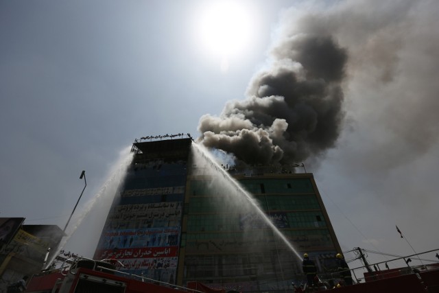 Pożar budynku centrum biznesowego w Kabulu (04.08.2016, Afganistan).