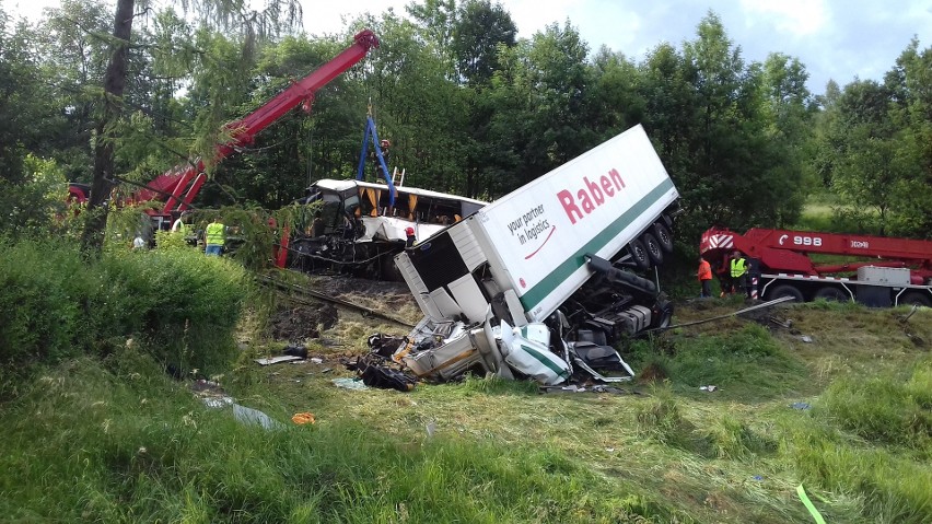 Trwa wyciąganie ciężarówki i autobusu ze skarpy