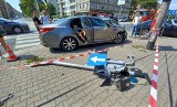 Dwa auta zderzyły się w centrum Wrocławia. Uszkodzona sygnalizacja świetlna (ZDJĘCIA)