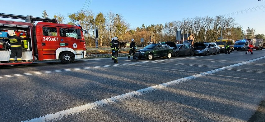 Wypadek z udziałem czterech aut w miejscowości Papowo Toruńskie-Osieki. Zobacz zdjęcia