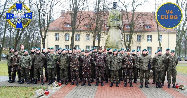 Uczestnicy warsztatów w koszarach 12 BZ przy al. Wojska Polskiego.