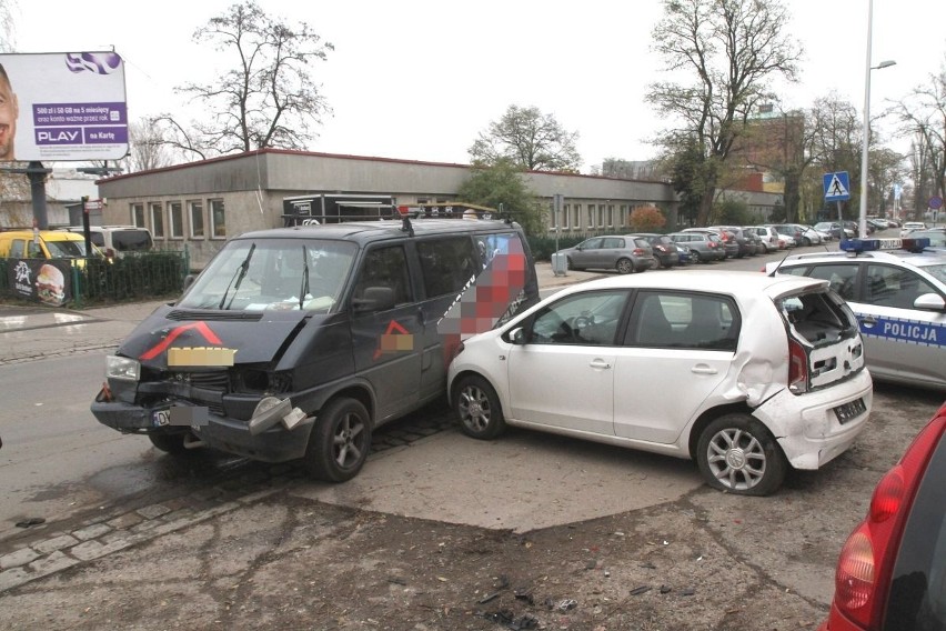 Wypadek volkswagena przy Polince. Kierowca: "Wpadłem w poślizg, bo na drodze był piasek" [ZDJĘCIA]