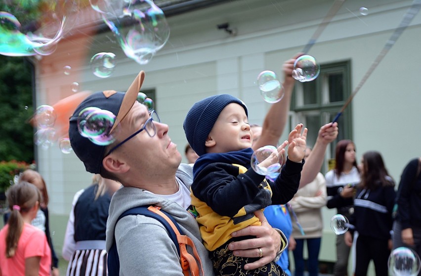 W Centrum Kultury w Bolesławiu festiwalem baniek mydlanych i...