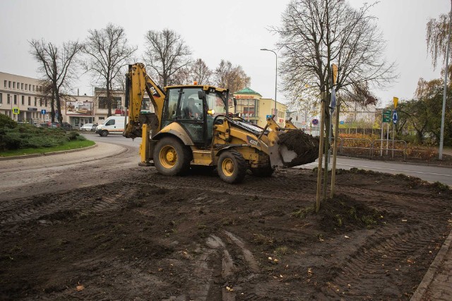 Rozpoczęły się prace na placu Dąbrowskiego. Do końca przyszłego roku wyrosną tu ogrody deszczowe.