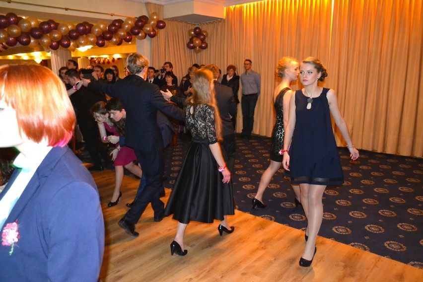 Studniówka 2015: VI LO Gdynia tańczy poloneza w Rumi [ZDJĘCIA]