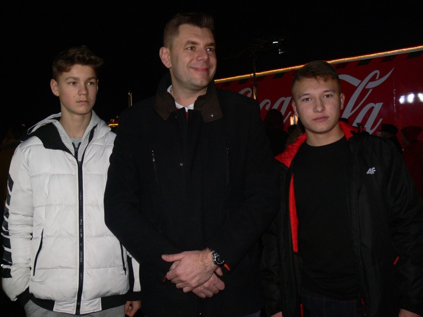 Tłumy mieszkańców i długa kolejka przy ciężarówce Coca-Coli w Sandomierzu [ZDJĘCIA]