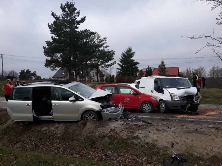 Wypadek na drodze krajowej 20 w Glinczu 30.03.2021 r. Dwie osoby w szpitalu
