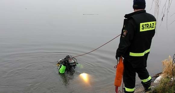 Strażacy wyłowili łódkę i trzy ciała z dna jeziora.