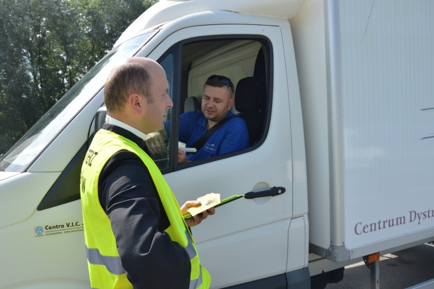 Wielka Wieś. Nietypowy patrol drogówki. Policjantom towarzyszył ksiądz [ZDJĘCIA]