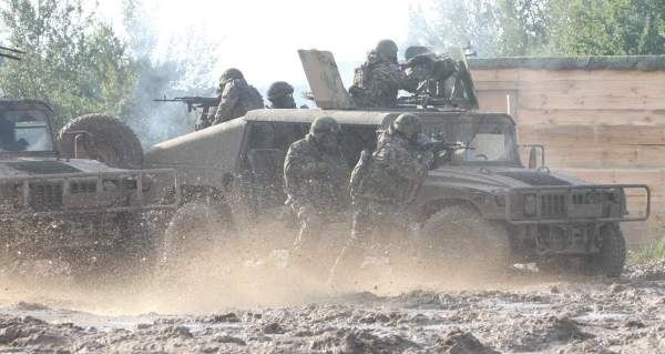 Żołnierze I Pułku Specjalnego szturmują siedzibę terrorystów