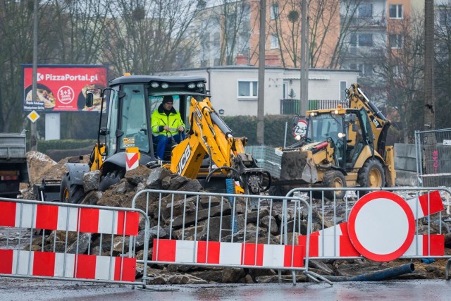 Od lipca 2018 roku trwają prace przy węźle Szarych Szeregów. Drogowcy wykonali już pierwsze fragmenty nowych jezdni. Coraz bardziej widoczny jest również nowy układ torowy, dzięki któremu powstaną trzy torowiska.Szczegóły inwestycji na kolejnych slajdach >>>