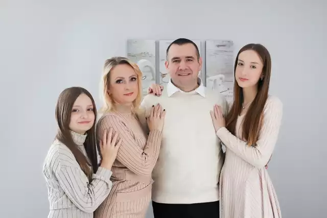 Łukasz Gryń - wójt gminy Nowiny . Jego największą miłością jest rodzina. Na zdjęciu z żoną Iloną oraz córkami: 14-letnią Jowitą i 10-letnią Marceliną. Więcej prywatnych i służbowych zdjęć na kolejnych slajdach.