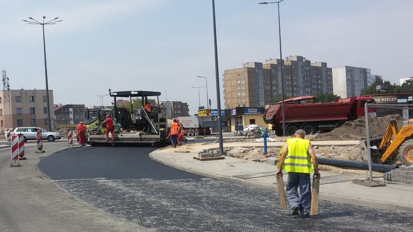 Sosnowiec: trwa asfaltowanie nowego ronda w Zagórzu [ZDJĘCIA]