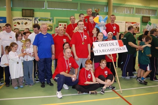 Rywalizację wygrała drużyna osiedla Staromiejskiego (czerwone stroje). Obok (w strojach białych) z drugiego miejsca cieszą się mieszkańcy sołectwa Otorowo i Makowiska. Trzecie miejsce podczas festynu wywalczyła drużyna  z osiedla Leśnego w Solcu.