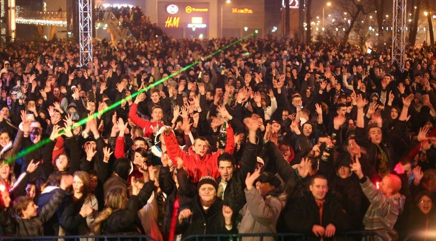 Radomianie wspólnie witali nowy rok na Placu Jagiellońskim....
