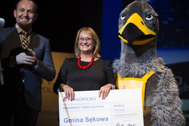 - Nasza gmina wychodzi z cienia - mówiła wczoraj po odebraniu nagrody Małgorzata Małuch, wójt gminy Sękowa. - Przez minione lata Beskid Niski był trochę zapomniany. Teraz turyści przypominają go sobie na nowo.