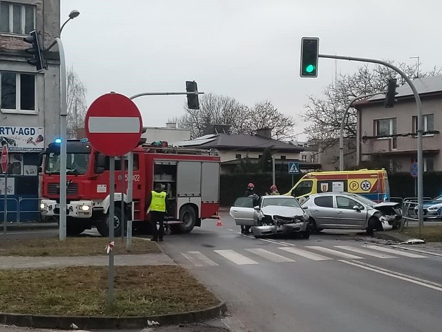 Wypadek samochodowy w Sieradzu. Półtoraroczne dziecko i dwie kobiety w szpitalu