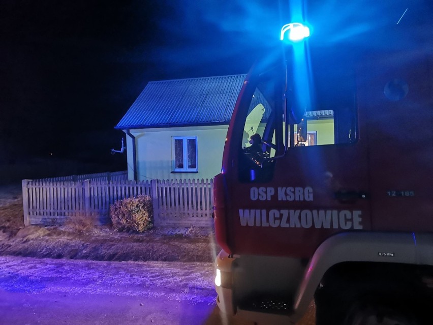 Strażacy z Wilczkowic gasili groźny pożar sadzy w kominie. Zobacz zdjęcia z akcji ratunkowej