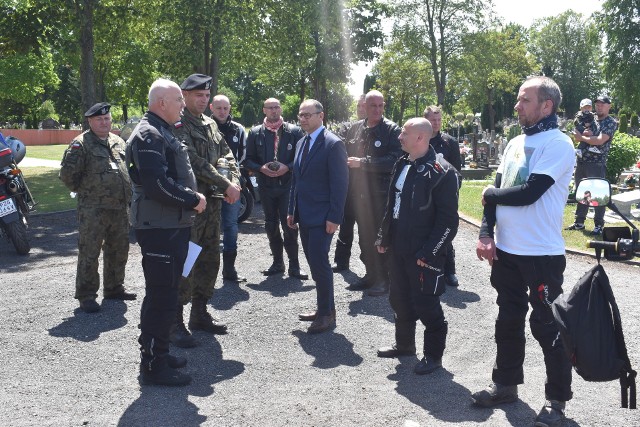 Wizyta weterantów-motocyklistów na cmentarzu w Krośnie Odrzańskim.