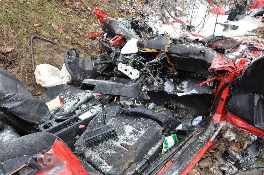 Dąbrówki. Wypadek śmiertelny: Zderzenie bmw z ciężarówką, dwie osoby nie żyją