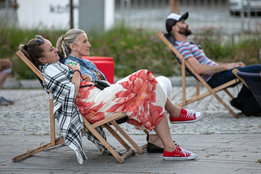 W sierpniowe weekendy pląsy i relaks na skwerze przy ICE. W ramach "Muzycznych plenerów" odbędzie się czternaście koncertów