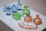 Bytom: Kielichy, szklanice, karafki. Wystawa szkła w Muzeum Górnośląskim jest pełna białych kruków