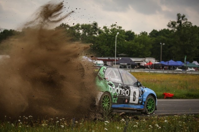Finał trzeciej rundy OPONEO Mistrzostw Polski Rallycross przejdzie do historii jako jeden z najbardziej szalonych.