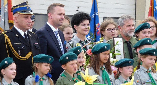 Honorowe wyróżnienie od strażaków otrzymała - w asyście grupy harcerzy - Teresa Leszczyńska, komendant buskiego Hufca Związku Harcerstwa Polskiego.