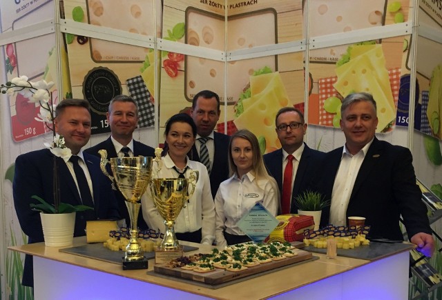 Ryszard Pizior (w środku), prezes włoszczowskiej spółdzielni z załogą podczas targów Mleko - Expo 2018 w Warszawie.