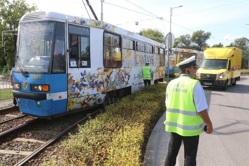 Wrocław: Wykolejenie tramwaju linii 4 na pętli Oporów [ZDJĘCIA]