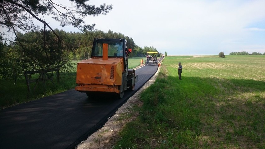 Nowa nakładka asfaltowa na drodze w Ludyni.